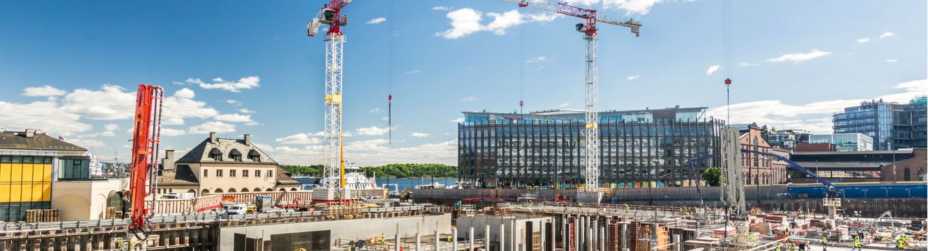 Vue sur un chantier en construction, en agglomération