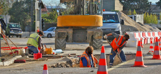 Des ouvriers travaillent sur un chantier de travaux publics