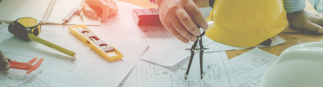 Un ingénieur finalise un plan de construction
