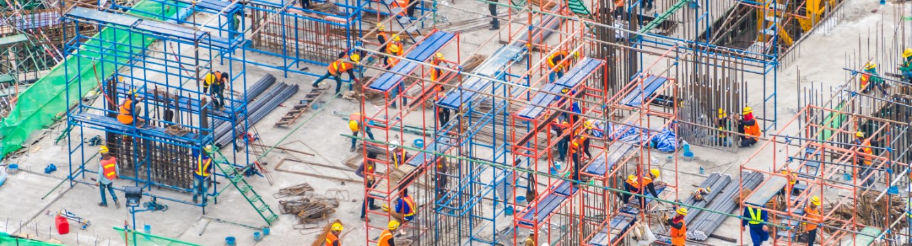 Plusieurs dizaines de personnes travaillent sur un chantier 