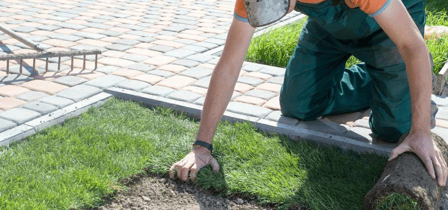 Un jardinier d'espaces verts prépare un sol